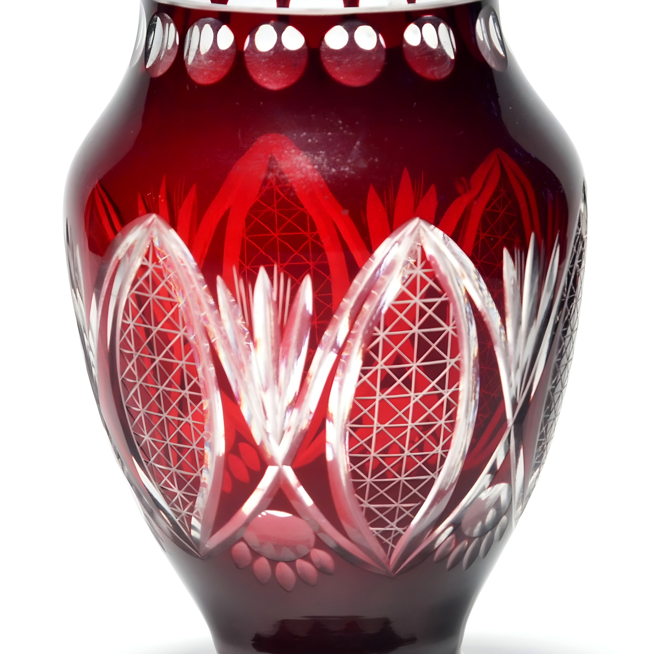 Breite Rote Kristallvase, Markantes Geometrisches Muster, Glas-Schnittkunst